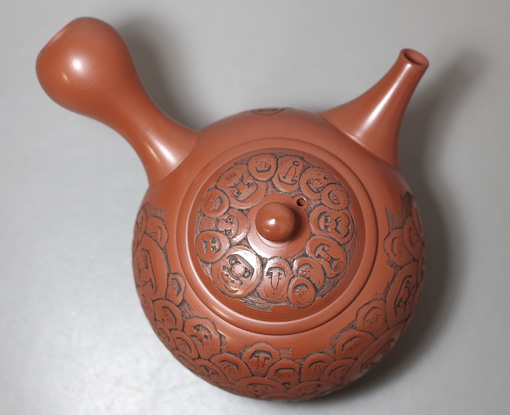 Japanese Tokoname 100 daruma teapot by Kodo