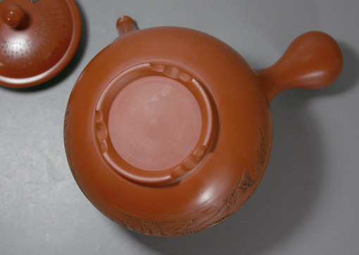 Japanese pottery - Tokoname teapot engraved by Kodo