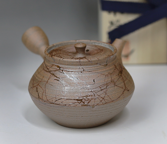 Tokoname teapot by Kohokujo