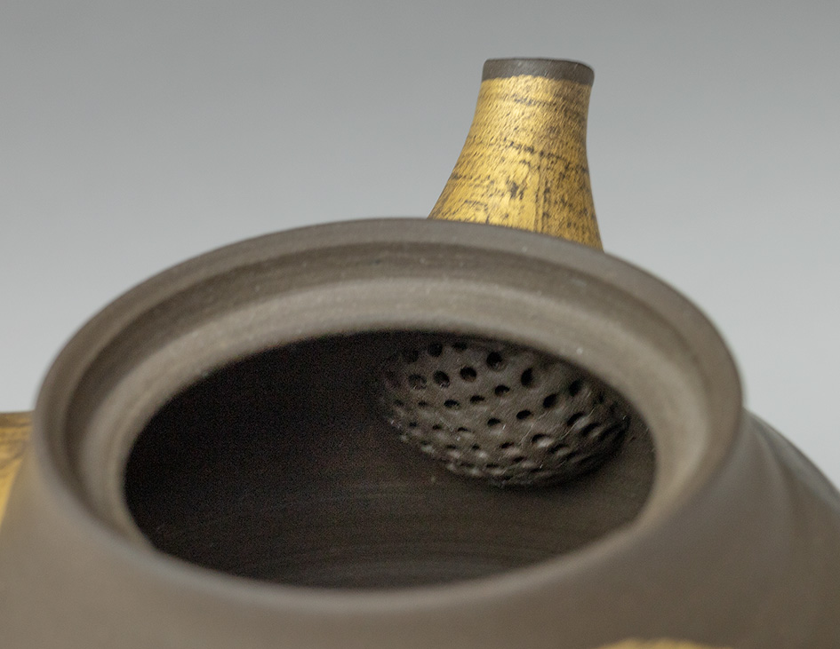 Kin-Ginsai (Gold & Silver Accented) teapot - inside