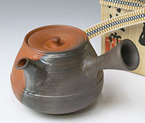 Japanese pottery Tokoname teapot by Konishi Hiroo