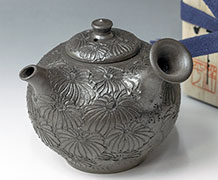 Tokoname engraved teapot by Konishi Yohei
