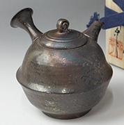 Tokoname Mayake teapot by Konishi Yohei