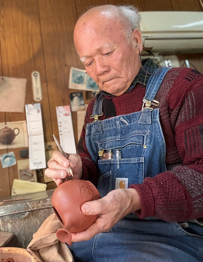 Konishi Yohei engraving a Jizou figure by hand on Tokoname teaware