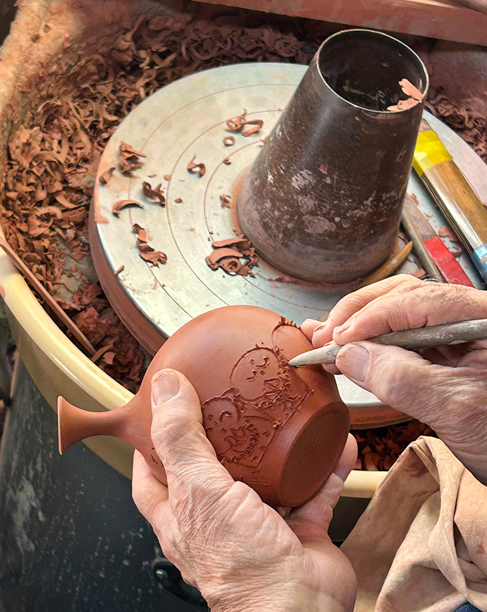 A Jizou motif engraved by Konishi Yohei on a Tokoname teapot