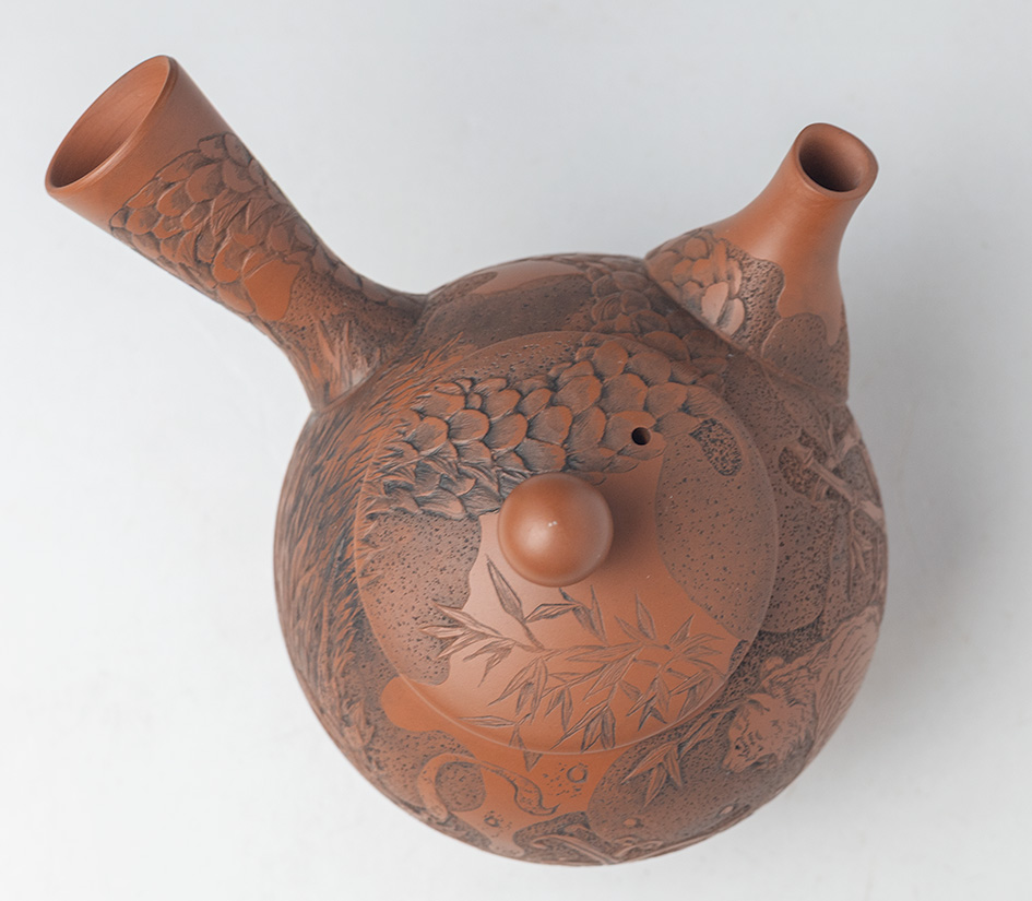 Lid carving detail