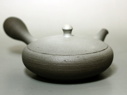Japanese pottery -  Tokonameyaki teapot by Maekawa Junzo