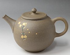 Gold Cherry Blossoms teapot by Seiho