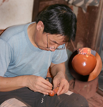 Tokoname craftsman Setsudo making a ceramic filter