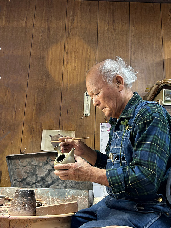 Master potter Konishi Yohei shaping a handmade Tokoname kyusu teapot