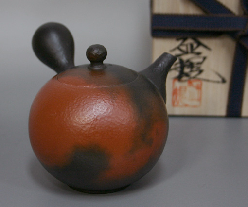 Round yohen kyusu with hammered finish by Yoshiki